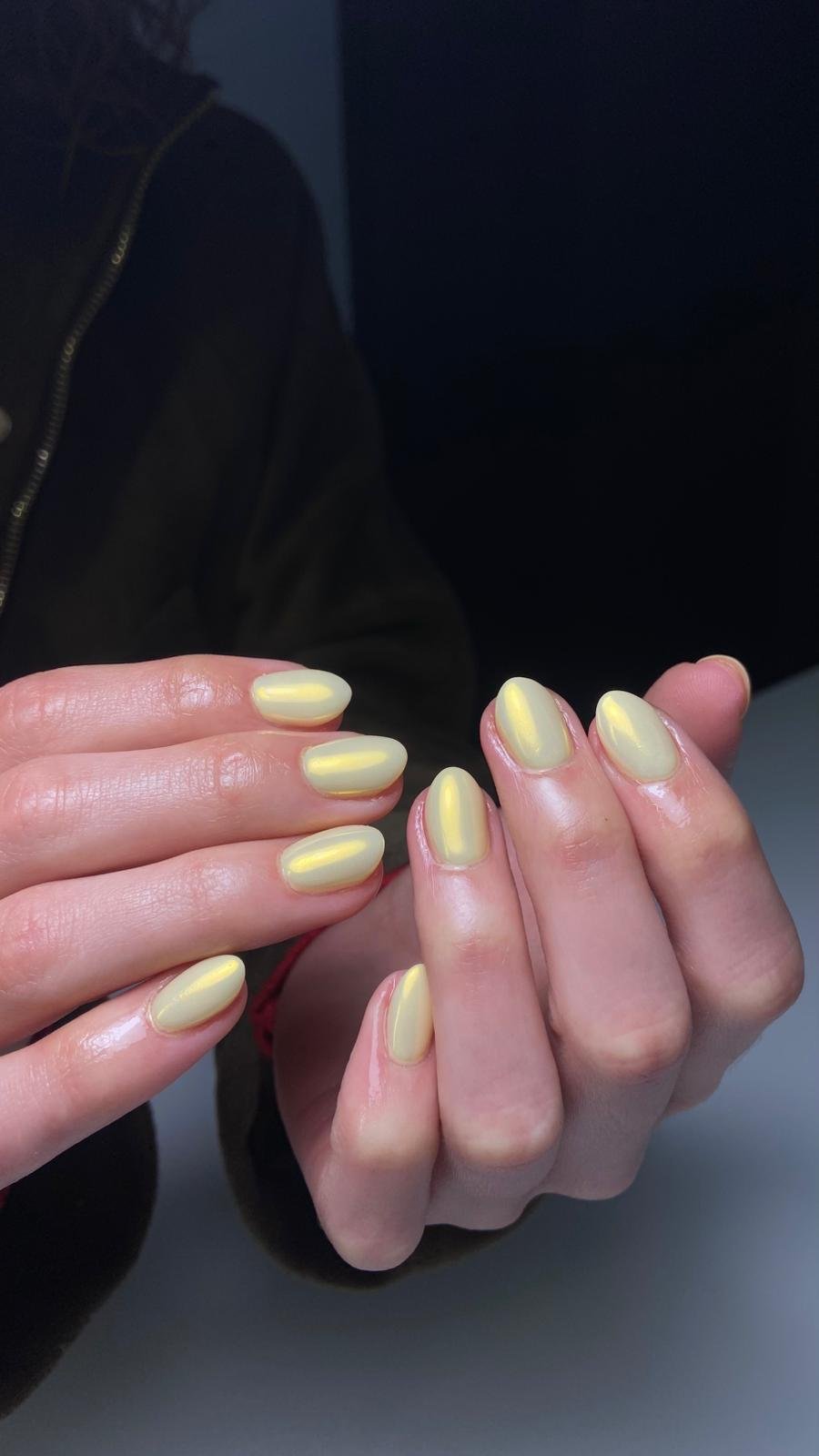Unhas em amarelo pastel com efeito cromado