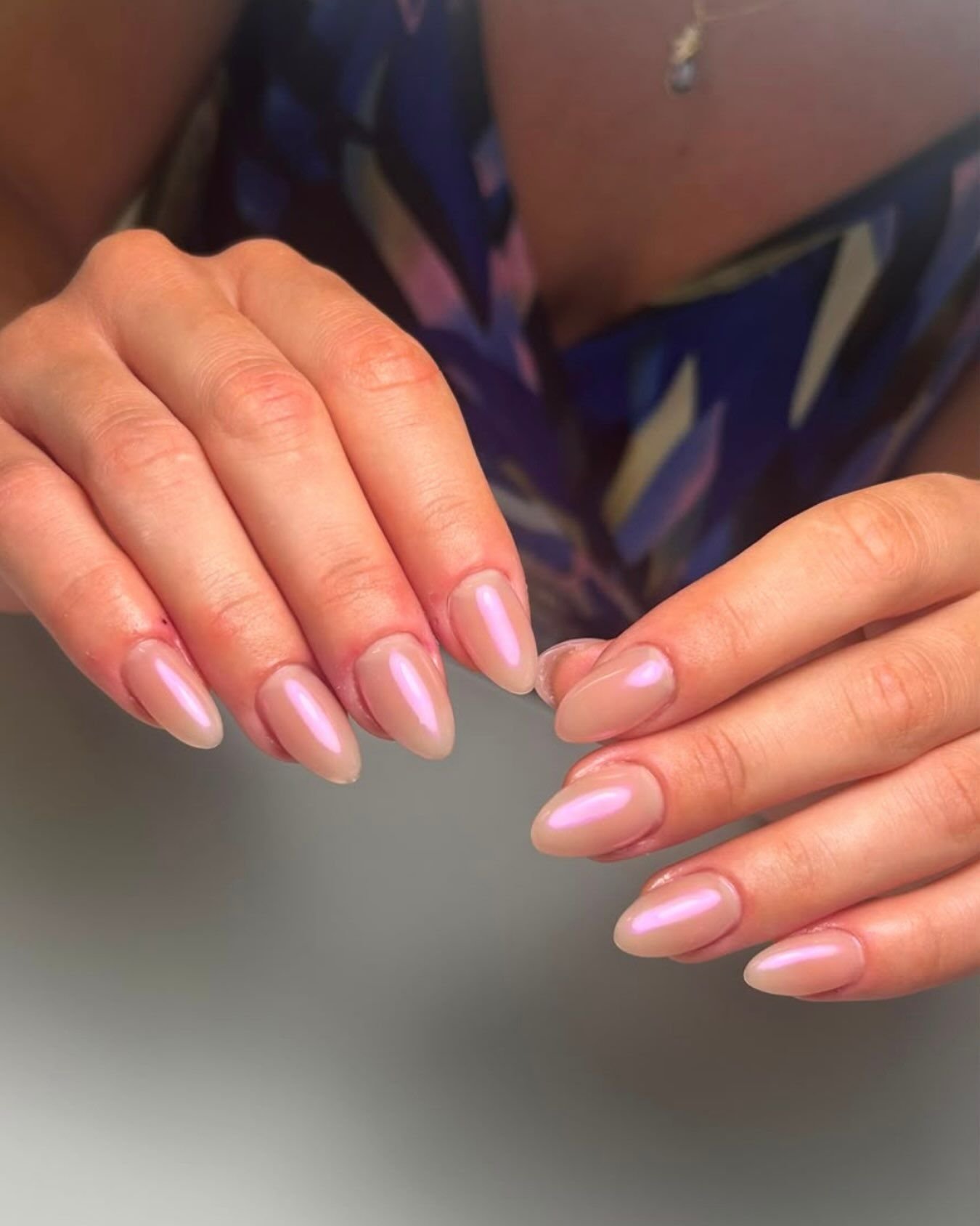 Nude com reflexo rosa