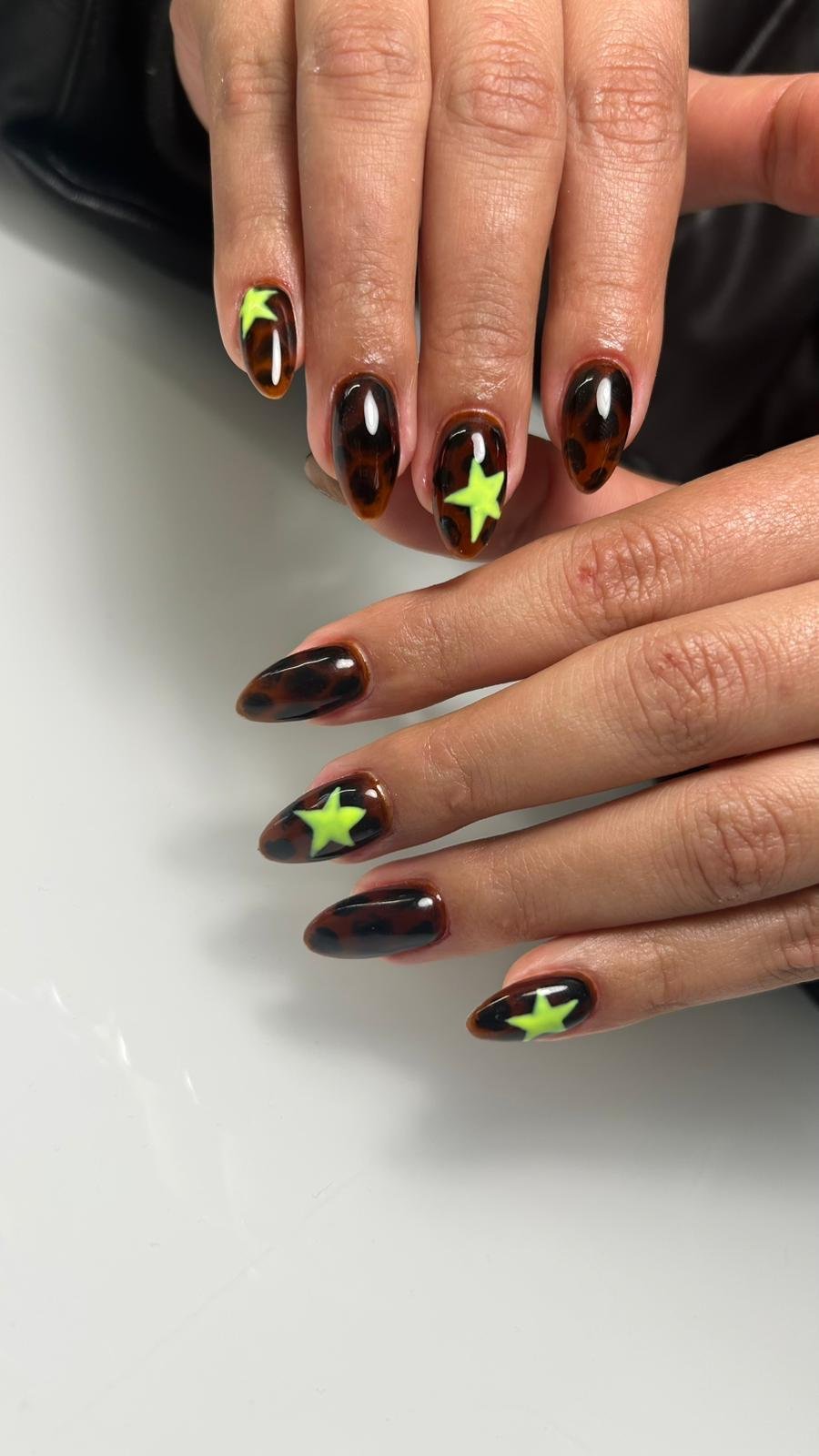 Unhas tartaruga com estrelas néon